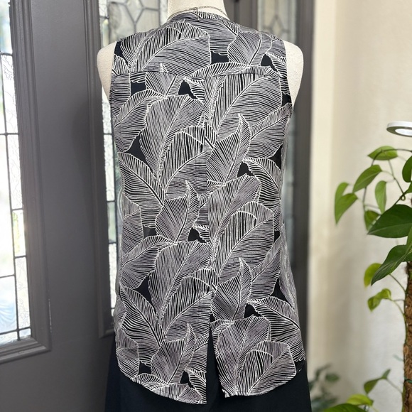 A Pea In The Pod Maternity Black & White Leaf Print Silky Sleeveless Blouse | Sm - Picture 6 of 10